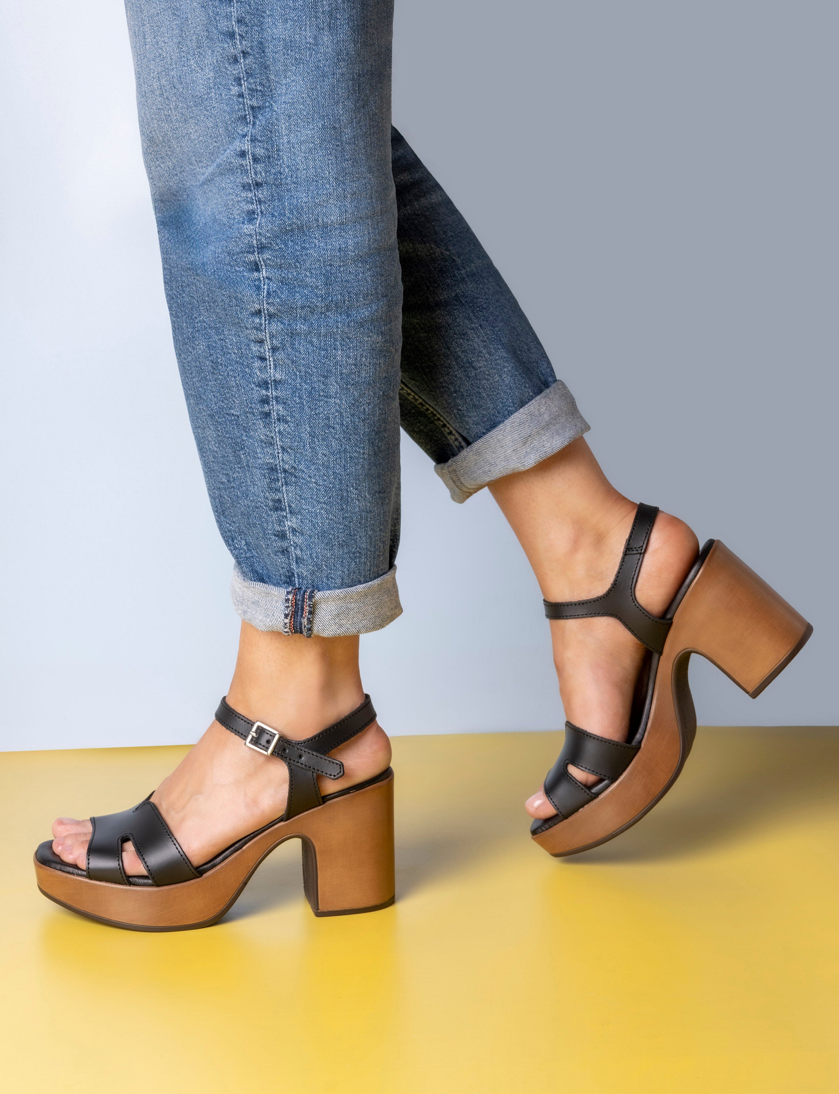 Cómo llevar vaqueros con sandalias esta primavera-verano