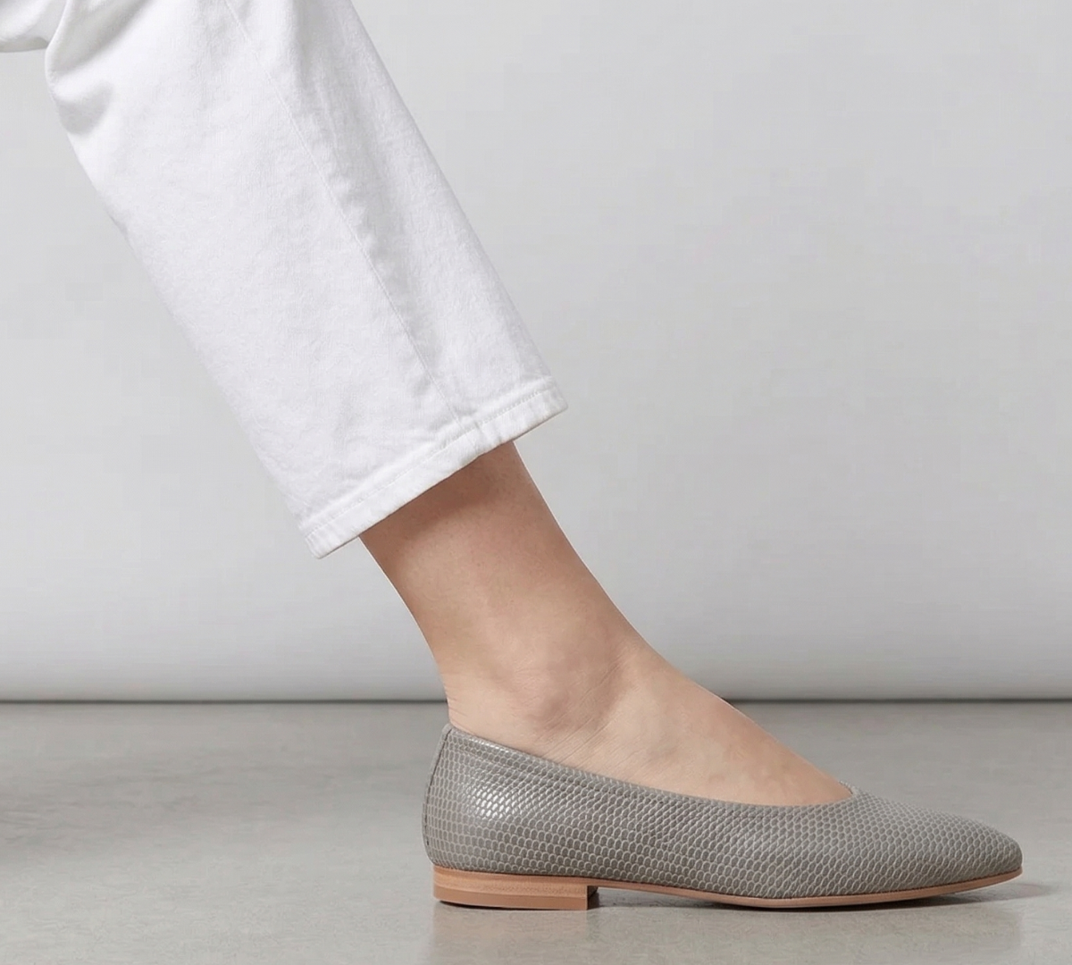 Bailarina Lucrecia ante azul cielo