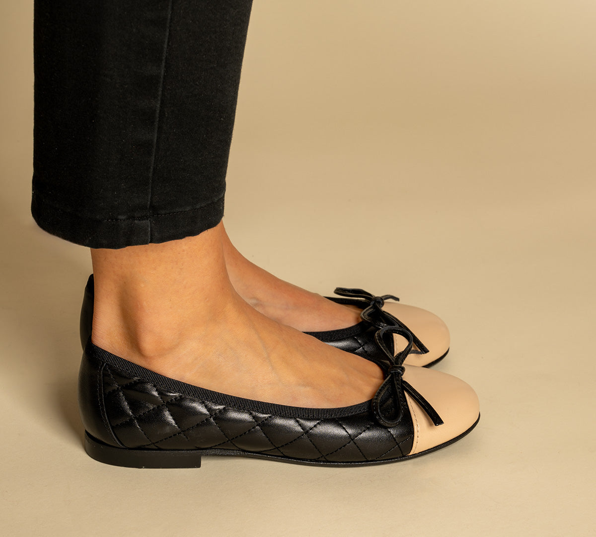 Bailarina chester negro punta camel